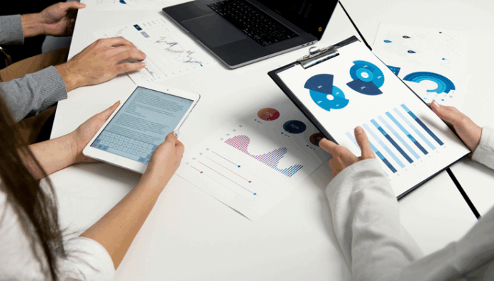 Günümüzde ticaret artık yalnızca fiziksel ürünlerin pazarda el değiştirmesiyle sınırlı değil; teknolojinin sunduğu araçlar sayesinde ticaret küreselleşmiş, dijitalleşmiş ve hız kazanmıştır. Teknolojik gelişmeler, hem üretimden lojistiğe hem de müşteri deneyiminden uluslararası pazarlamaya kadar ticaretin her aşamasını dönüştürmektedir. Konulu bir görsel