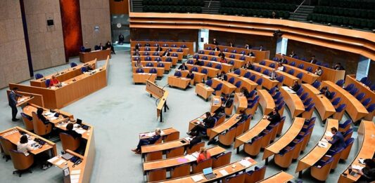 Bir toplumun demokratik yapısının en önemli göstergelerinden biri, temel haklar ve özgürlüklerin güvence altına alınması ve bu güvencelerin siyasi mekanizmalarla nasıl ilişkilendirildiğidir. Çünkü bireyin haklarını tanımayan ve korumayan bir siyasal sistemin demokratik meşruiyetten söz etmesi neredeyse imkânsızdır. Temel hak ve özgürlüklerin korunması yalnızca bir anayasal formalite değil, aynı zamanda siyasetin niteliğini doğrudan etkileyen bir göstergedir. Bu haklar, bireyin devlete karşı sahip olduğu en güçlü savunma mekanizmaları olduğu kadar, devletin sınırlarını da çizen kurucu ilkeler arasında yer alır. Konulu bir haber görseli.