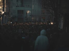 Temsili Demokrasi Ne Kadar Temsili Halkın İradesi Gerçekten Yansıyor mu Temsili demokrasi, modern siyasal sistemlerin temel yapı taşlarından biridir. Vatandaşların doğrudan yönetime katılmak yerine, kendilerini temsil edecek kişileri seçmesi üzerine kurulu bu model, özellikle nüfusu kalabalık ve coğrafi olarak geniş toplumlarda işlevsel kabul edilmektedir. Ancak günümüzde temsili demokrasinin gerçekten ne kadar “temsili” olduğu konusunda ciddi tartışmalar yaşanmaktadır. Halkın iradesinin ne ölçüde yansıtıldığı, temsilcilerin kimin adına hareket ettiği ve sistemin ne kadar katılımcı olduğu, bu tartışmaların temelini oluşturmaktadır. Konulu bir haber görseli.