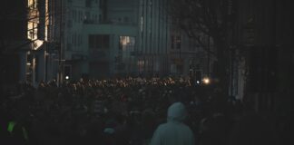 Temsili demokrasi, modern siyasal sistemlerin temel yapı taşlarından biridir. Vatandaşların doğrudan yönetime katılmak yerine, kendilerini temsil edecek kişileri seçmesi üzerine kurulu bu model, özellikle nüfusu kalabalık ve coğrafi olarak geniş toplumlarda işlevsel kabul edilmektedir. Ancak günümüzde temsili demokrasinin gerçekten ne kadar “temsili” olduğu konusunda ciddi tartışmalar yaşanmaktadır. Halkın iradesinin ne ölçüde yansıtıldığı, temsilcilerin kimin adına hareket ettiği ve sistemin ne kadar katılımcı olduğu, bu tartışmaların temelini oluşturmaktadır. Konulu bir haber görseli.