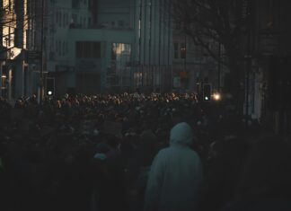 Temsili Demokrasi Ne Kadar Temsili Halkın İradesi Gerçekten Yansıyor mu Temsili demokrasi, modern siyasal sistemlerin temel yapı taşlarından biridir. Vatandaşların doğrudan yönetime katılmak yerine, kendilerini temsil edecek kişileri seçmesi üzerine kurulu bu model, özellikle nüfusu kalabalık ve coğrafi olarak geniş toplumlarda işlevsel kabul edilmektedir. Ancak günümüzde temsili demokrasinin gerçekten ne kadar “temsili” olduğu konusunda ciddi tartışmalar yaşanmaktadır. Halkın iradesinin ne ölçüde yansıtıldığı, temsilcilerin kimin adına hareket ettiği ve sistemin ne kadar katılımcı olduğu, bu tartışmaların temelini oluşturmaktadır. Konulu bir haber görseli.