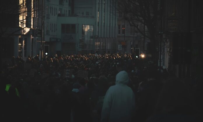 Temsili demokrasi, modern siyasal sistemlerin temel yapı taşlarından biridir. Vatandaşların doğrudan yönetime katılmak yerine, kendilerini temsil edecek kişileri seçmesi üzerine kurulu bu model, özellikle nüfusu kalabalık ve coğrafi olarak geniş toplumlarda işlevsel kabul edilmektedir. Ancak günümüzde temsili demokrasinin gerçekten ne kadar “temsili” olduğu konusunda ciddi tartışmalar yaşanmaktadır. Halkın iradesinin ne ölçüde yansıtıldığı, temsilcilerin kimin adına hareket ettiği ve sistemin ne kadar katılımcı olduğu, bu tartışmaların temelini oluşturmaktadır. Konulu bir haber görseli.