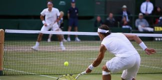Tenis, dikdörtgen bir kort üzerinde oynanır ve kort ortasından bir ağ ile ikiye bölünür. Tekler ve çiftler maçlarında kort ölçüleri değişiklik gösterse de, temel kurallar aynıdır. Oyunun amacı, topu rakibin sahasına yollayarak puan kazanmaktır.
