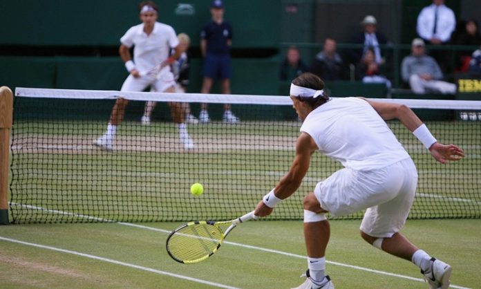 Tenis-nedir-ve-nasil-oynanir Tenis, dikdörtgen bir kort üzerinde oynanır ve kort ortasından bir ağ ile ikiye bölünür. Tekler ve çiftler maçlarında kort ölçüleri değişiklik gösterse de, temel kurallar aynıdır. Oyunun amacı, topu rakibin sahasına yollayarak puan kazanmaktır.