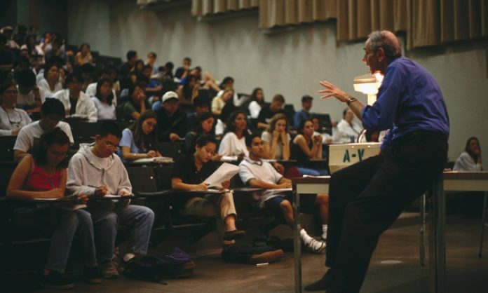 Tez savunması, akademik bir dereceye ulaşmak amacıyla yapılan bir çalışmanın sonucunun, jüri üyeleri karşısında savunulması sürecidir. Bu, genellikle yüksek lisans ve doktora öğrencilerinin eğitim hayatlarının en önemli aşamalarından biridir. Tez savunması, öğrencinin araştırma sürecinde elde ettiği bulguları, literatürü ve metodolojiyi detaylı bir şekilde açıklaması gereken bir sunum olarak tanımlanabilir. Hem öğrenci hem de jüri üyeleri için oldukça kritik bir dönemeçtir, çünkü başarıyla tamamlanan bir tez savunması, öğrencinin akademik kariyerine dair önemli bir adım atmasını sağlar. Konulu bir haber görseli.