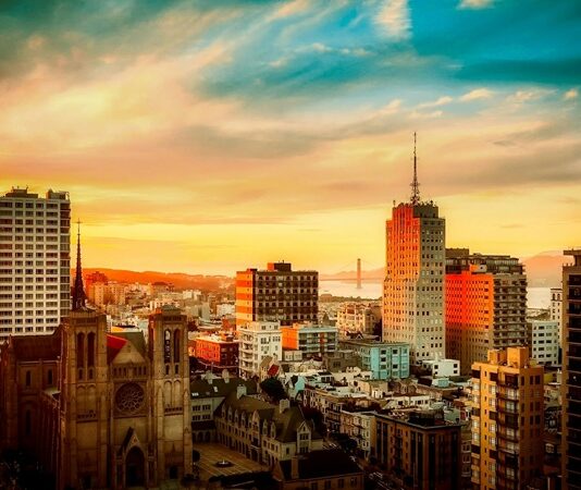 Ticaret, insanlık tarihinin en eski ekonomik faaliyetlerinden biri olarak her geçen gün daha da çeşitlenmekte ve büyümektedir. Modern dünyanın sunduğu teknoloji, ulaşım kolaylığı ve dijital çözümlerle birlikte ticaret alanları, geleneksel sınırların ötesine geçerek geniş bir yelpazeye yayılmıştır. Peki, ticaret alanları nelerdir ve hangi sektörler bu geniş ağ içerisinde yer alır? Hem girişimciler hem de tüketiciler için bu sorunun cevabı büyük önem taşır çünkü doğru alanda yapılan ticaret, başarı ve kârlılık oranını doğrudan etkiler. Konulu bir haber görseli