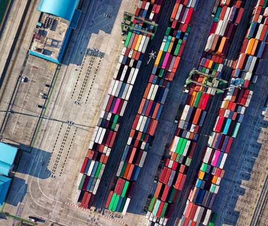 Ticaret Bir Meslek Midir? Ticaret, insanlık tarihinin en eski faaliyetlerinden biri olup, günümüzde oldukça geniş bir yelpazeye yayılmıştır. İnsanlar, ihtiyaçlarını karşılamak amacıyla sürekli olarak ticaret yaparlar. Ancak "ticaret" terimi genellikle bir iş faaliyeti olarak algılansa da, ticaretin bir meslek olup olmadığı konusu tartışmaya açıktır. Konulu bir haber görseli.