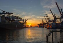 Ticaret, mal ve hizmetlerin alım satımını içeren en eski ekonomik faaliyetlerden biridir. Bu faaliyet, sadece bir ürünün tüketiciye ulaşmasını sağlamakla kalmaz, aynı zamanda ekonomik büyümeyi destekler, istihdam yaratır ve piyasadaki rekabeti artırır. Ticaret şirketleri, bu ekonomik sürecin en önemli unsurlarındandır. Ticaretin farklı alanlarında faaliyet gösteren bu şirketler, ürünlerin doğru alıcıya ve doğru zamanda ulaşmasını sağlar. Bu yazımızda, ticaret şirketlerini ve hangi türlerin öne çıktığını detaylı bir şekilde inceleyeceğiz. Konulu bir haber görseli.