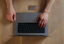 Ticaret, mal ve hizmetlerin alım satımı yoluyla ekonomi içinde önemli bir rol oynar. Birçok farklı ticaret türü, işletmelerin faaliyetlerini sürdürmesine olanak tanır ve her tür, kendine özgü stratejiler ve işleyişlere sahiptir. Ticaretin türleri, ticaretin yapılma şekline, katılımcılara ve coğrafi sınırlarına göre çeşitlenebilir. Bu yazıda, ticaret türlerini detaylı bir şekilde inceleyecek ve her bir türün işlevini, avantajlarını ve işletmelere nasıl fayda sağlayacağını ele alacağız. Konulu bir haber görseli