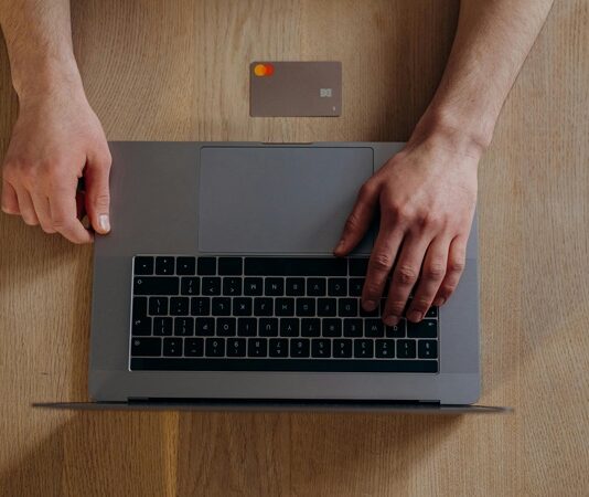 Ticaret, mal ve hizmetlerin alım satımı yoluyla ekonomi içinde önemli bir rol oynar. Birçok farklı ticaret türü, işletmelerin faaliyetlerini sürdürmesine olanak tanır ve her tür, kendine özgü stratejiler ve işleyişlere sahiptir. Ticaretin türleri, ticaretin yapılma şekline, katılımcılara ve coğrafi sınırlarına göre çeşitlenebilir. Bu yazıda, ticaret türlerini detaylı bir şekilde inceleyecek ve her bir türün işlevini, avantajlarını ve işletmelere nasıl fayda sağlayacağını ele alacağız. Konulu bir haber görseli