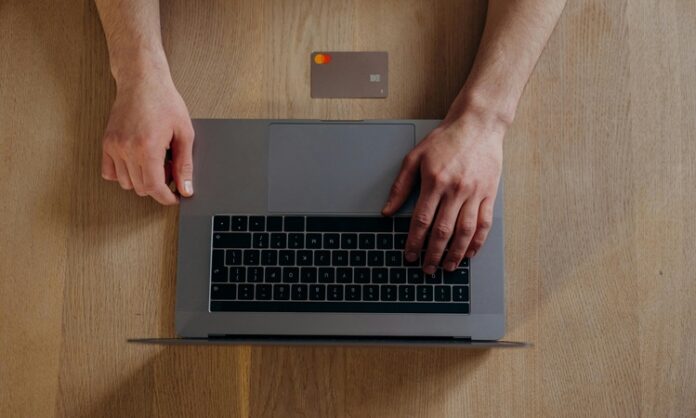 Ticaret, mal ve hizmetlerin alım satımı yoluyla ekonomi içinde önemli bir rol oynar. Birçok farklı ticaret türü, işletmelerin faaliyetlerini sürdürmesine olanak tanır ve her tür, kendine özgü stratejiler ve işleyişlere sahiptir. Ticaretin türleri, ticaretin yapılma şekline, katılımcılara ve coğrafi sınırlarına göre çeşitlenebilir. Bu yazıda, ticaret türlerini detaylı bir şekilde inceleyecek ve her bir türün işlevini, avantajlarını ve işletmelere nasıl fayda sağlayacağını ele alacağız. Konulu bir haber görseli