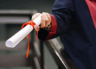 Ticaret, dünya genelinde ekonomik büyümenin ve kalkınmanın önemli bir unsurudur. İş dünyasında başarılı olabilmek ve ticaretin çeşitli alanlarında faaliyet gösterebilmek için doğru bilgiye ve uzmanlığa sahip olmak gerekir. Ticaret yapmak, yalnızca bir ürün veya hizmet satışı yapmak anlamına gelmez. Aynı zamanda finansal yönetim, lojistik, pazarlama stratejileri, müşteri ilişkileri ve hukuki düzenlemeler gibi pek çok farklı alanda bilgi sahibi olmayı gerektirir. Konulu bir haber görseli oluştur.