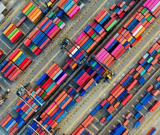 Ticaret, tarih boyunca insanların ihtiyaçlarını karşılamak amacıyla gerçekleştirdiği önemli bir faaliyet olmuştur. Teknolojinin gelişmesiyle birlikte ticaretin şekli de değişmiş, özellikle dijitalleşme ile birlikte işletmelerin büyüme ve pazara girme fırsatları artmıştır. Ancak, ticaret yapmak ve başarılı bir iş kurmak isteyenler için ilk adımlar her zaman zorlayıcı olabilir. Bu yazımızda, ticarete ilk adım atmak için gerekli olan temel adımları, stratejileri ve önemli ipuçlarını ele alacağız. Konulu bir haber görseli