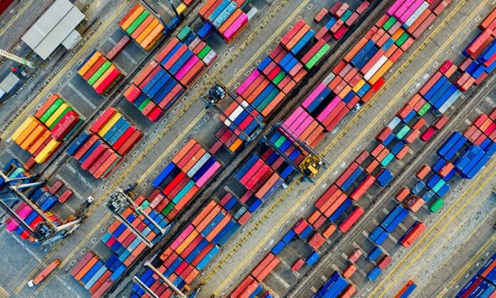 Ticarete İlk Adım Nasıl Atılır Ticaret, tarih boyunca insanların ihtiyaçlarını karşılamak amacıyla gerçekleştirdiği önemli bir faaliyet olmuştur. Teknolojinin gelişmesiyle birlikte ticaretin şekli de değişmiş, özellikle dijitalleşme ile birlikte işletmelerin büyüme ve pazara girme fırsatları artmıştır. Ancak, ticaret yapmak ve başarılı bir iş kurmak isteyenler için ilk adımlar her zaman zorlayıcı olabilir. Bu yazımızda, ticarete ilk adım atmak için gerekli olan temel adımları, stratejileri ve önemli ipuçlarını ele alacağız. Konulu bir haber görseli