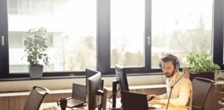 Günümüz iş dünyasında, başarılı bir ticari yapı kurmak için sadece sermaye veya iyi bir fikir yeterli değildir. Ticaretin dinamiklerini anlamak, bu yapının sağlam bir zemine oturmasını sağlar. Piyasa şartları, müşteri beklentileri, rekabet, dijitalleşme ve küresel etkiler gibi birçok değişken; ticari faaliyetlerin kaderini doğrudan etkiler. Bu değişkenleri analiz etmeyen ve stratejik adımlar atmayan işletmeler, zamanla piyasada silinir. konulu bir görsel