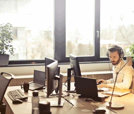 Günümüz iş dünyasında, başarılı bir ticari yapı kurmak için sadece sermaye veya iyi bir fikir yeterli değildir. Ticaretin dinamiklerini anlamak, bu yapının sağlam bir zemine oturmasını sağlar. Piyasa şartları, müşteri beklentileri, rekabet, dijitalleşme ve küresel etkiler gibi birçok değişken; ticari faaliyetlerin kaderini doğrudan etkiler. Bu değişkenleri analiz etmeyen ve stratejik adımlar atmayan işletmeler, zamanla piyasada silinir. konulu bir görsel