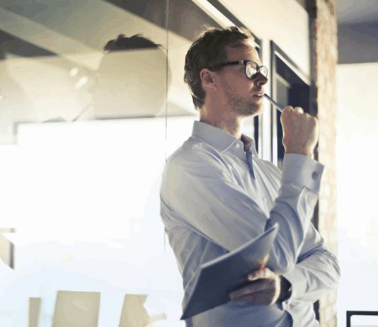 Ticarette başarılı olmanın yolu yalnızca iyi bir ürün veya hizmet sunmaktan geçmez. Gerçek başarı, sürdürülebilir büyümeyle gelir. Ancak bu büyüme, tesadüflerle değil; planlı, analizli ve stratejik hamlelerle sağlanır. Piyasada kalıcı olmak isteyen işletmelerin mutlaka bilmesi ve uygulaması gereken belirli kurallar ve yöntemler vardır. konulu bir görsel