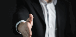 Günümüzün küreselleşmiş dünyasında, İngilizce, yalnızca bir iletişim dili olmanın ötesinde, ticaretin vazgeçilmez bir unsuru haline gelmiştir. Konulu bir görsel