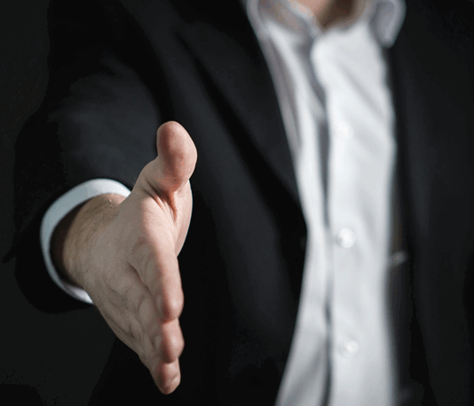 Günümüzün küreselleşmiş dünyasında, İngilizce, yalnızca bir iletişim dili olmanın ötesinde, ticaretin vazgeçilmez bir unsuru haline gelmiştir. Konulu bir görsel