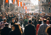 Toplumsal normlar nedeniyle, kendisini toplumda kabul edilebilir bir biçimde sunma ihtiyacı hissedebilir. Bu tür baskılar, bireylerin davranışlarını, değer yargılarını ve düşüncelerini şekillendiren bir etken olur.