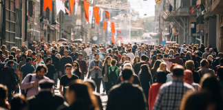 Toplumsal normlar nedeniyle, kendisini toplumda kabul edilebilir bir biçimde sunma ihtiyacı hissedebilir. Bu tür baskılar, bireylerin davranışlarını, değer yargılarını ve düşüncelerini şekillendiren bir etken olur.