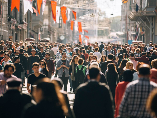 Toplumsal Normlar Zihnimizi Nasıl Şekillendiriyor Toplumsal normlar nedeniyle, kendisini toplumda kabul edilebilir bir biçimde sunma ihtiyacı hissedebilir. Bu tür baskılar, bireylerin davranışlarını, değer yargılarını ve düşüncelerini şekillendiren bir etken olur.