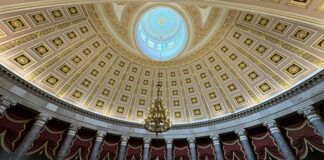 Totalitarizm ve otoriterlik, çoğu zaman benzer anlamda kullanılsa da, siyaset bilimi açısından oldukça farklı rejim biçimleridir. Her iki yönetim anlayışı da özgürlüklerin sınırlandırıldığı, halkın yönetime katılımının kısıtlandığı sistemleri ifade eder. Ancak bu iki rejimin uygulama biçimi, ideolojik arka planı, yönetim mekanizması ve toplum üzerindeki etkileri ciddi biçimde ayrışır. Bu nedenle totalitarizm ve otoriterlik arasındaki farkları anlamak, çağdaş dünya siyasetinde demokrasinin karşılaştığı tehditleri daha net kavrayabilmek için hayati önem taşır. Konulu bir haber görseli.