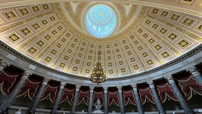 Totalitarizm ve otoriterlik, çoğu zaman benzer anlamda kullanılsa da, siyaset bilimi açısından oldukça farklı rejim biçimleridir. Her iki yönetim anlayışı da özgürlüklerin sınırlandırıldığı, halkın yönetime katılımının kısıtlandığı sistemleri ifade eder. Ancak bu iki rejimin uygulama biçimi, ideolojik arka planı, yönetim mekanizması ve toplum üzerindeki etkileri ciddi biçimde ayrışır. Bu nedenle totalitarizm ve otoriterlik arasındaki farkları anlamak, çağdaş dünya siyasetinde demokrasinin karşılaştığı tehditleri daha net kavrayabilmek için hayati önem taşır. Konulu bir haber görseli.