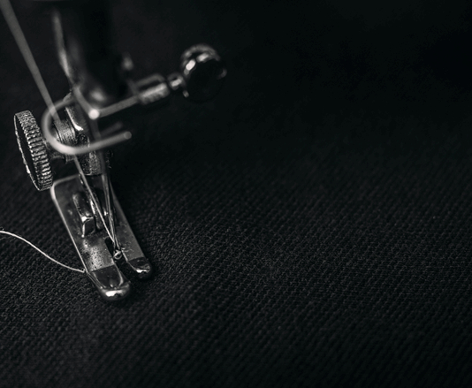 Türkiye tekstil sektörü, sahip olduğu üretim gücü, coğrafi avantajı ve yetişmiş iş gücü sayesinde dünya genelinde önemli bir konuma sahiptir. Özellikle Avrupa ve Orta Doğu pazarları için kritik bir tedarikçi olarak görülen Türkiye, hazır giyim ve tekstil ürünleri ihracatında her yıl istikrarlı bir büyüme yakalıyor. konulu bir görsel.