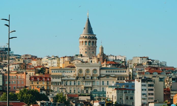 Üretim, bir ülkenin ekonomik gücünün en somut göstergelerinden biridir. Özellikle Türkiye gibi gelişmekte olan ülkelerde, üretilen ürünlerin hem iç pazara hem de dış pazarlara sunulması; ekonomik büyümeden istihdama, ihracattan teknolojik gelişime kadar birçok alanda belirleyici rol oynar. Bu bağlamda “Üretilen ürünlerin ülkemiz için önemi nedir?” sorusu sadece ekonomik değil, aynı zamanda sosyal ve stratejik boyutlar da taşır. Yerli üretimin artması, dışa bağımlılığın azalmasını sağlarken, ülke içindeki refah düzeyinin de yükselmesine katkıda bulunur. Konulu bir haber görseli.