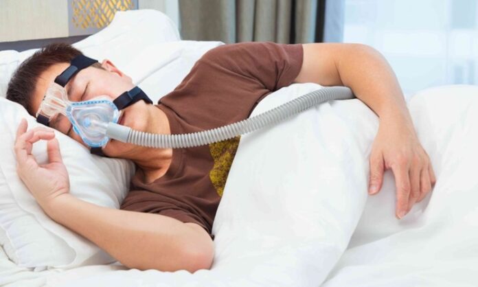 Modern yaşam tarzı ve artan stres faktörleriyle birlikte birçok uyku bozukluğu daha sık görülmeye başlamıştır. Bu bozukluklardan en ciddilerinden biri olan uyku apnesi, yalnızca gece uykusunu bölmekle kalmaz, aynı zamanda uzun vadede ciddi sağlık sorunlarına yol açabilir. Genellikle horlama ve gece boyunca sık sık uyanma ile karakterize edilen uyku apnesi, kişinin solunumunun uyku esnasında tekrar tekrar durmasıyla ortaya çıkar. Fark edilmediği ve tedavi edilmediği takdirde kalp hastalıkları, yüksek tansiyon, diyabet ve hatta ani ölüm riskine kadar varan ciddi sonuçlara neden olabilir. Bu nedenle uyku apnesi sadece bir uyku sorunu olarak değil, genel sağlık açısından da ele alınması gereken önemli bir rahatsızlıktır. Konulu bir haber görseli.