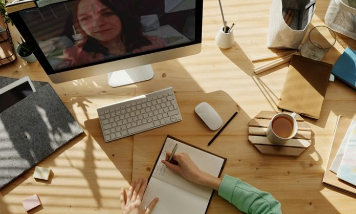 Uzaktan eğitimin dünya çapında popülerliği son yıllarda hızla arttı. Özellikle COVID-19 pandemisi, okulların kapalı olduğu dönemlerde uzaktan eğitimi zorunlu kıldı. Eğitim kurumları, hem öğrenciler hem de öğretmenler için yeni bir öğrenme ve öğretme biçimine adapte oldular.