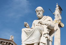 Platon, idealar dünyasında değişmeyen ve mutlak olan varlıkların bulunduğunu öne sürerken, Aristoteles varlığı “madde” ve “form” üzerinden analiz etmiştir. Bu dönemlerde sorulan varlık nedir sorusu, yalnızca soyut bir düşünce egzersizi değil, aynı zamanda evrenin nasıl işlediğine dair ciddi bir araştırmanın da temelini oluşturmuştur.