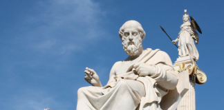 Platon, idealar dünyasında değişmeyen ve mutlak olan varlıkların bulunduğunu öne sürerken, Aristoteles varlığı “madde” ve “form” üzerinden analiz etmiştir. Bu dönemlerde sorulan varlık nedir sorusu, yalnızca soyut bir düşünce egzersizi değil, aynı zamanda evrenin nasıl işlediğine dair ciddi bir araştırmanın da temelini oluşturmuştur.