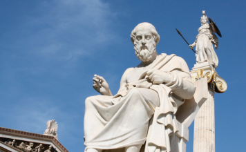 Platon, idealar dünyasında değişmeyen ve mutlak olan varlıkların bulunduğunu öne sürerken, Aristoteles varlığı “madde” ve “form” üzerinden analiz etmiştir. Bu dönemlerde sorulan varlık nedir sorusu, yalnızca soyut bir düşünce egzersizi değil, aynı zamanda evrenin nasıl işlediğine dair ciddi bir araştırmanın da temelini oluşturmuştur.