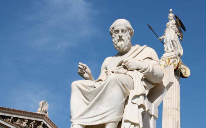 Platon, idealar dünyasında değişmeyen ve mutlak olan varlıkların bulunduğunu öne sürerken, Aristoteles varlığı “madde” ve “form” üzerinden analiz etmiştir. Bu dönemlerde sorulan varlık nedir sorusu, yalnızca soyut bir düşünce egzersizi değil, aynı zamanda evrenin nasıl işlediğine dair ciddi bir araştırmanın da temelini oluşturmuştur.