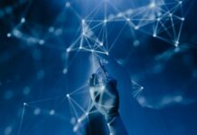 Yapay zeka, günümüzde teknolojinin en dikkat çekici ve en hızlı gelişen alanlarından biri haline gelmiştir. Özellikle dijital dönüşümün temel dinamiklerinden biri olarak, pek çok sektörde köklü değişimlere neden olan bu teknoloji, yalnızca bilgi işlem gücünü değil aynı zamanda insan düşünce biçimini de dönüştürmektedir. Yapay zeka nedir sorusuna verilebilecek en genel yanıt, insan zekâsını taklit eden sistemlerin geliştirilmesidir. Bu sistemler, çevrelerinden veri toplayarak öğrenebilir, kararlar alabilir ve bu kararları uygulayabilir. Ancak bu tanım, yüzeyde kalan bir anlatımdır. Yapay zekâ kavramı, makine öğrenmesi, derin öğrenme, doğal dil işleme ve robotik gibi birçok alt disiplini de bünyesinde barındırmaktadır. Konulu bir haber görseli.