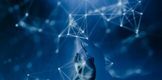 Yapay Zeka Nedir ve Hangi Alanlarda Kullanılmaktadır Yapay zeka, günümüzde teknolojinin en dikkat çekici ve en hızlı gelişen alanlarından biri haline gelmiştir. Özellikle dijital dönüşümün temel dinamiklerinden biri olarak, pek çok sektörde köklü değişimlere neden olan bu teknoloji, yalnızca bilgi işlem gücünü değil aynı zamanda insan düşünce biçimini de dönüştürmektedir. Yapay zeka nedir sorusuna verilebilecek en genel yanıt, insan zekâsını taklit eden sistemlerin geliştirilmesidir. Bu sistemler, çevrelerinden veri toplayarak öğrenebilir, kararlar alabilir ve bu kararları uygulayabilir. Ancak bu tanım, yüzeyde kalan bir anlatımdır. Yapay zekâ kavramı, makine öğrenmesi, derin öğrenme, doğal dil işleme ve robotik gibi birçok alt disiplini de bünyesinde barındırmaktadır. Konulu bir haber görseli.