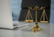 Yargının İktidarla Dansı: Yargıda Tarafsızlık Mümkün mü? Demokratik rejimlerin temel taşı olan kuvvetler ayrılığı ilkesi, yasama, yürütme ve yargı erklerinin birbirinden bağımsız çalışmasını öngörür. Ancak bu ilkenin uygulamadaki karşılığı, özellikle yargı ile iktidar arasındaki ilişkilerde sıkça tartışma konusu olur. konulur bir görsel