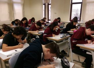 Türkiye’de yükseköğretim politikaları, uzun süredir sayısal büyüme odaklı ilerliyor. Her ile en az bir üniversite açılması, kontenjanların artırılması ve açıköğretim olanaklarının yaygınlaştırılması gibi adımlar, eğitimde fırsat eşitliği açısından olumlu görünse de, beraberinde nitelik erozyonuna dair ciddi riskleri de getirdi. Peki bu genişlemeye rağmen neden yükseköğretimin kalitesi tartışılıyor?