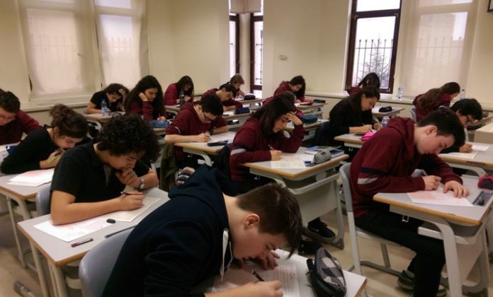 Türkiye’de yükseköğretim politikaları, uzun süredir sayısal büyüme odaklı ilerliyor. Her ile en az bir üniversite açılması, kontenjanların artırılması ve açıköğretim olanaklarının yaygınlaştırılması gibi adımlar, eğitimde fırsat eşitliği açısından olumlu görünse de, beraberinde nitelik erozyonuna dair ciddi riskleri de getirdi. Peki bu genişlemeye rağmen neden yükseköğretimin kalitesi tartışılıyor?