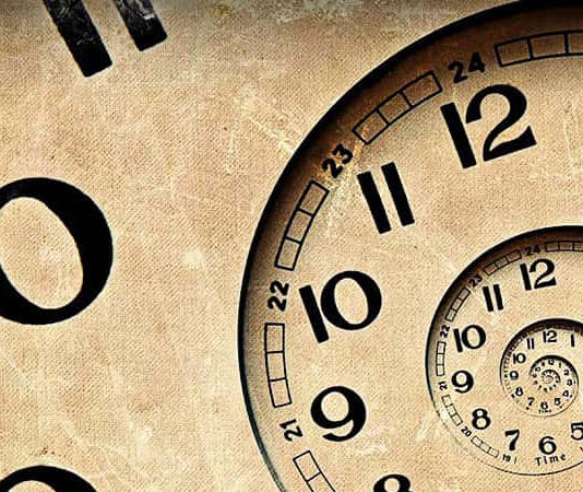 Zaman, fiziksel evrende bir parametre, bilinçli deneyimde ise bir alan ve yapı olarak tanımlanabilir. İnsan zihni zamana göre düzenlenmiş; geçmiş, şimdi ve gelecek gibi kategoriler kurmuştur.