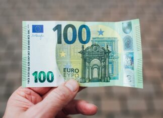 Zengin bireylerin yatırım tercihleri, çoğu insanın finansal davranışlarından oldukça farklıdır. Çünkü yüksek sermayeye sahip olanlar, sadece kazanç sağlamakla kalmaz; aynı zamanda servetlerini korumak, büyütmek ve uzun vadeli sürdürülebilirlik elde etmek isterler. Bu nedenle zenginlerin yatırım stratejileri, geniş bir vizyona, güçlü analizlere ve risk yönetimi becerilerine dayanır. Peki zenginler neye yatırım yapar? Bu sorunun yanıtı, hem klasik yatırım araçlarında hem de yeni nesil yatırımlarda saklıdır. Konulu bir haber görseli