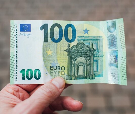 Zengin bireylerin yatırım tercihleri, çoğu insanın finansal davranışlarından oldukça farklıdır. Çünkü yüksek sermayeye sahip olanlar, sadece kazanç sağlamakla kalmaz; aynı zamanda servetlerini korumak, büyütmek ve uzun vadeli sürdürülebilirlik elde etmek isterler. Bu nedenle zenginlerin yatırım stratejileri, geniş bir vizyona, güçlü analizlere ve risk yönetimi becerilerine dayanır. Peki zenginler neye yatırım yapar? Bu sorunun yanıtı, hem klasik yatırım araçlarında hem de yeni nesil yatırımlarda saklıdır. Konulu bir haber görseli