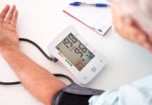 Hipertansiyon Sessiz Bir Tehlike Mi Modern çağın en yaygın sağlık problemlerinden biri olan hipertansiyon, dünya genelinde milyonlarca insanı etkiliyor. Ancak çoğu zaman belirti vermeden ilerlemesi nedeniyle “sessiz katil” olarak da adlandırılıyor. Kan basıncının normalden yüksek seyretmesiyle tanımlanan bu durum, uzun vadede kalp, beyin, böbrekler ve damar sistemi üzerinde yıkıcı etkiler bırakabiliyor. Birçok kişi yüksek tansiyon değerlerine sahip olduğunu yalnızca tesadüfi bir sağlık kontrolü sırasında öğreniyor. Bu da hipertansiyonun ciddiyetini ve toplumda farkındalık eksikliğini gözler önüne seriyor. Konulu bir haber görseli.