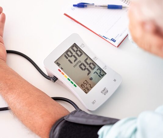 Modern çağın en yaygın sağlık problemlerinden biri olan hipertansiyon, dünya genelinde milyonlarca insanı etkiliyor. Ancak çoğu zaman belirti vermeden ilerlemesi nedeniyle “sessiz katil” olarak da adlandırılıyor. Kan basıncının normalden yüksek seyretmesiyle tanımlanan bu durum, uzun vadede kalp, beyin, böbrekler ve damar sistemi üzerinde yıkıcı etkiler bırakabiliyor. Birçok kişi yüksek tansiyon değerlerine sahip olduğunu yalnızca tesadüfi bir sağlık kontrolü sırasında öğreniyor. Bu da hipertansiyonun ciddiyetini ve toplumda farkındalık eksikliğini gözler önüne seriyor. Konulu bir haber görseli.